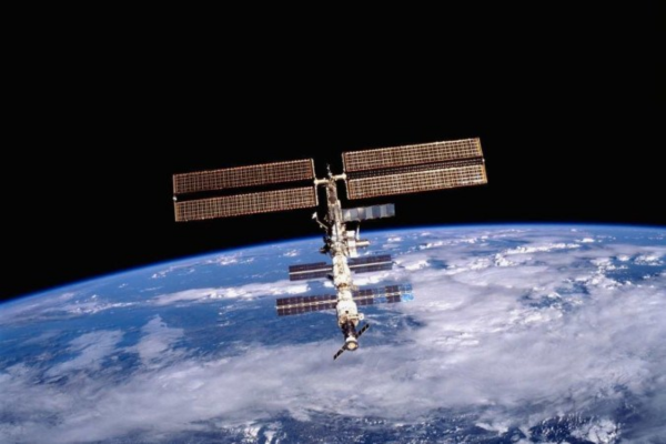 Imagem de 2001 da ISS tirada por um dos integrantes da tripulação: em 2006, a angulação da Estação Espacial mudou em relação à Terra/Crédito: Nasa Imagem de 2001 da ISS tirada por um dos integrantes da tripulação: em 2006, a angulação da Estação Espacial mudou em relação à Terra/Crédito: Nasa