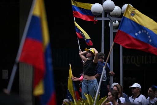 Mulher participa de comício convocado pelo candidato presidencial Edmundo Gonzalez Urrutia e pela líder da oposição Maria Corina Machado, em frente à sede das Nações Unidas em Caracas/Foto: JUAN BARRETO / AFP Mulher participa de comício convocado pelo candidato presidencial Edmundo Gonzalez Urrutia e pela líder da oposição Maria Corina Machado, em frente à sede das Nações Unidas em Caracas/Foto: JUAN BARRETO / AFP
