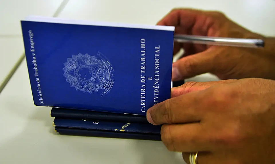 Há cargos disponíveis para garçom, recepcionista, padeiro, auxiliar de limpeza, estoquista, cuidador de idosos, vendedor interno, camareira, contador, engenheiro civil, mestre de obras, motorista de ônibus, entre outros/Foto: Marcelo Casal Jr/Agência Brasil Há cargos disponíveis para garçom, recepcionista, padeiro, auxiliar de limpeza, estoquista, cuidador de idosos, vendedor interno, camareira, contador, engenheiro civil, mestre de obras, motorista de ônibus, entre outros/Foto: Marcelo Casal Jr/Agência Brasil