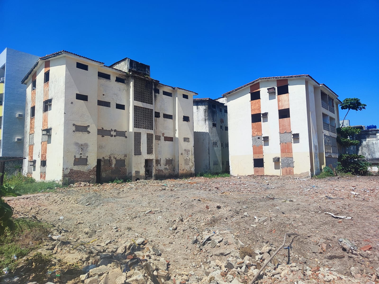 Agora restam três blocos para serem demolidos do Conjunto Meg IV/Foto: Cortesia Agora restam três blocos para serem demolidos do Conjunto Meg IV/Foto: Cortesia