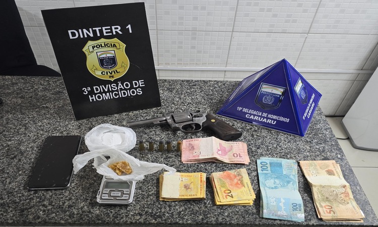 Na operação foram apreendidas armas, munições, drogas, além de uma balança de precisão e dinheiro em espécie/Foto: Divulgação/PCPE Na operação foram apreendidas armas, munições, drogas, além de uma balança de precisão e dinheiro em espécie/Foto: Divulgação/PCPE