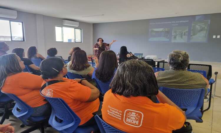 Gestores e instrutores das 17 Escolas Profissionalizantes do Recife participaram de reunião preparatória para o início do segundo semestre letivo do ano/Foto: Ascom/STQP Gestores e instrutores das 17 Escolas Profissionalizantes do Recife participaram de reunião preparatória para o início do segundo semestre letivo do ano/Foto: Ascom/STQP