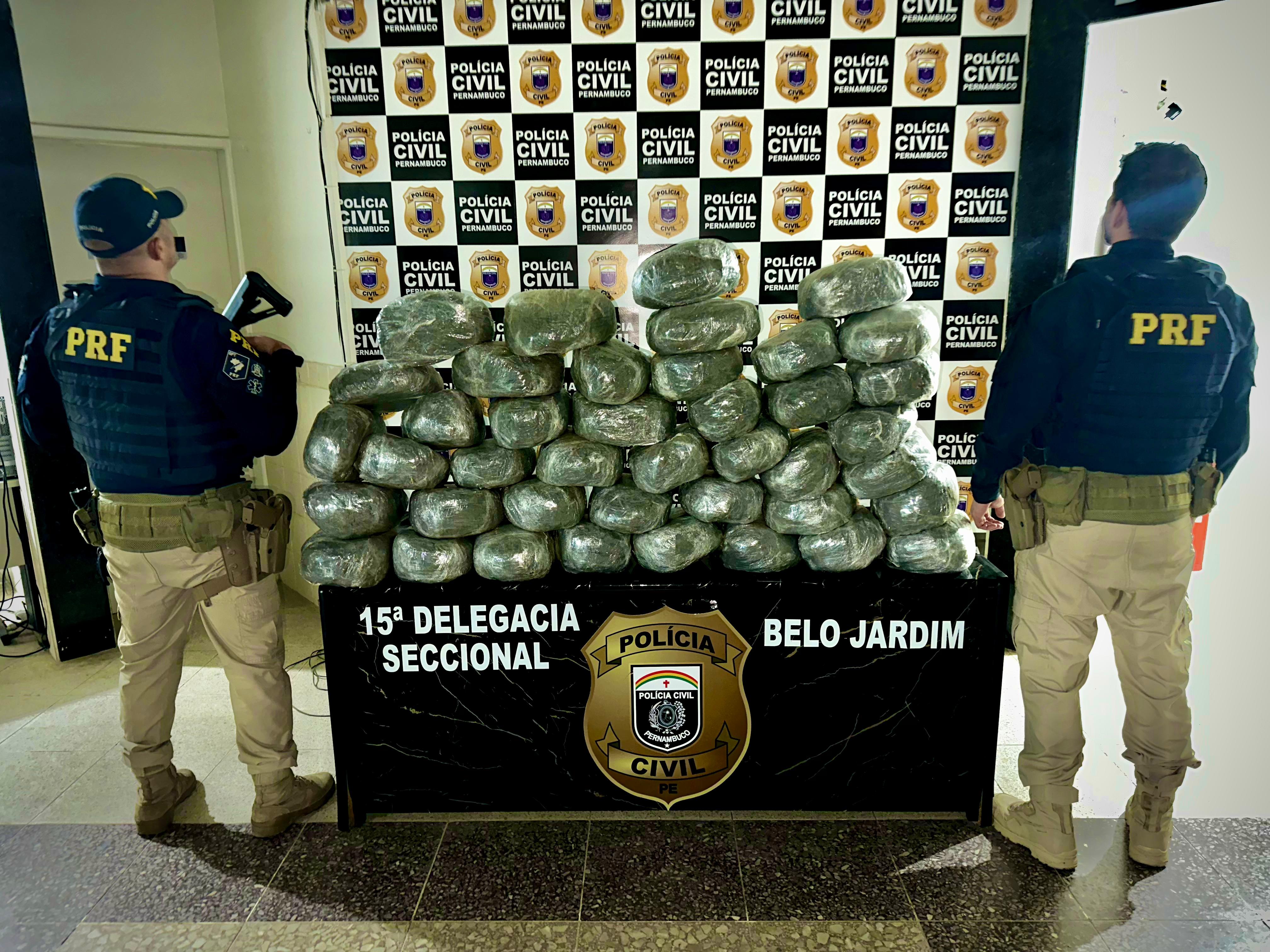 Maconha foi apreendida com motorista no Agreste/Foto: PRF Maconha foi apreendida com motorista no Agreste/Foto: PRF