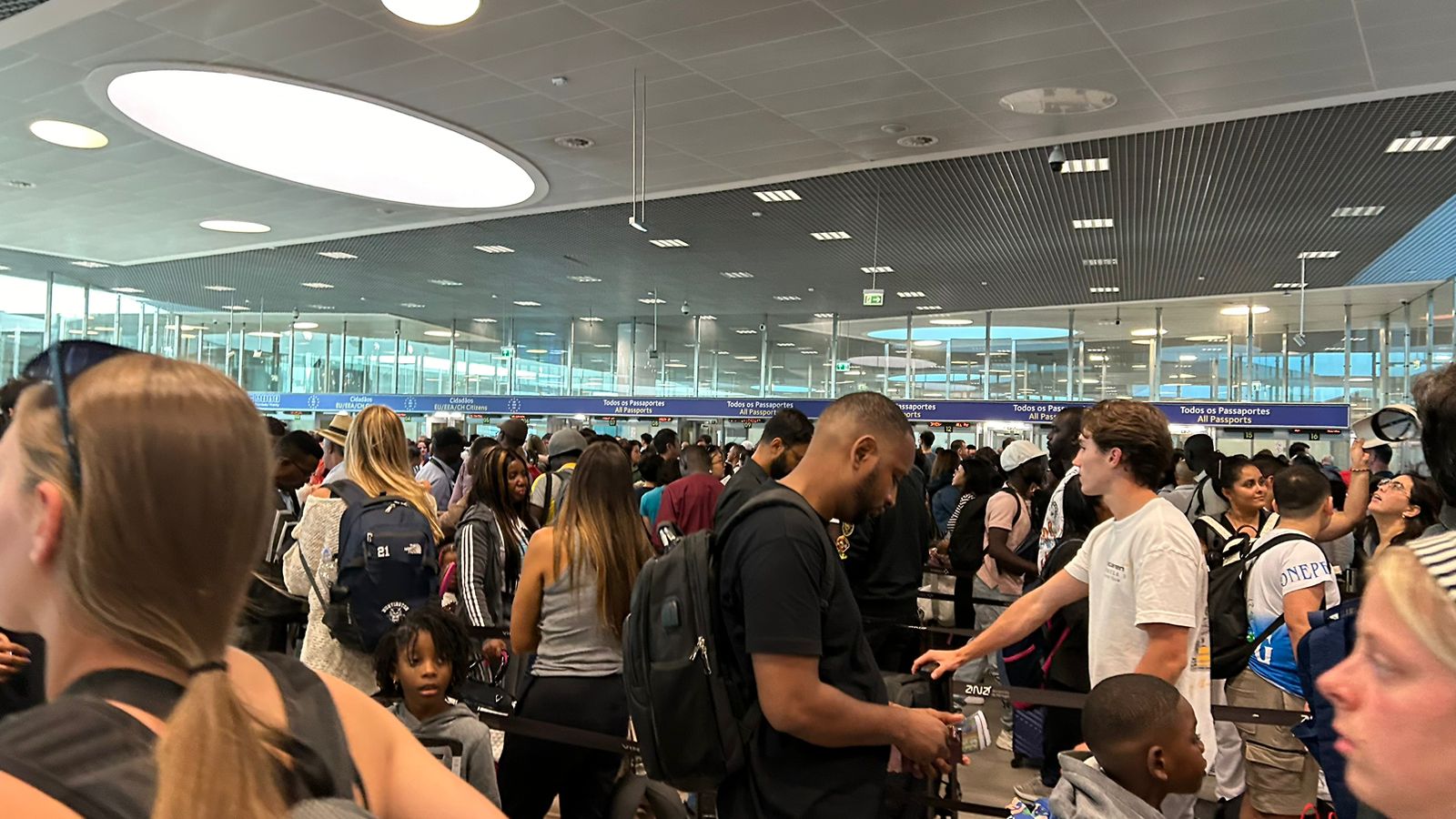 Passageiros esperaram por horas para irem para um hotel/Foto: Reprodução/Whatsapp