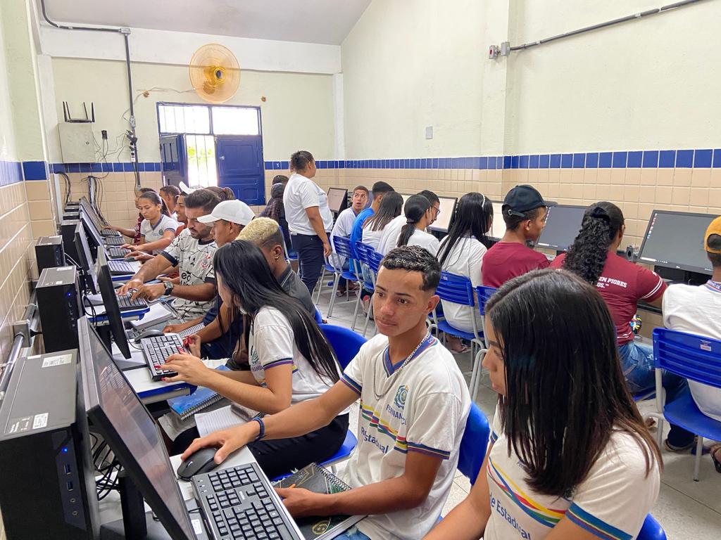 Escolas indígenas ganharam computadores/Foto: Governo de Pernambuco Escolas indígenas ganharam computadores/Foto: Governo de Pernambuco