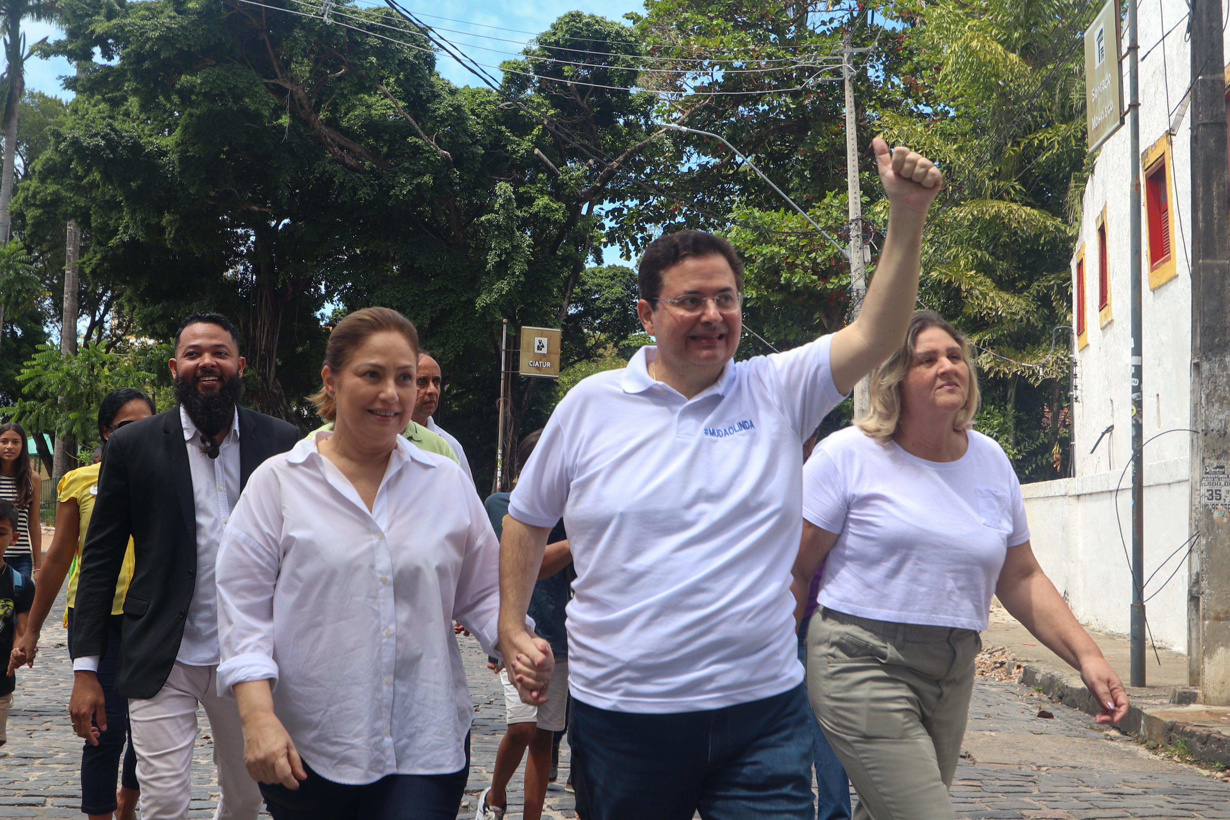 Antônio ao lado de sua esposa, Rita Lira, e da vice Ana Farias