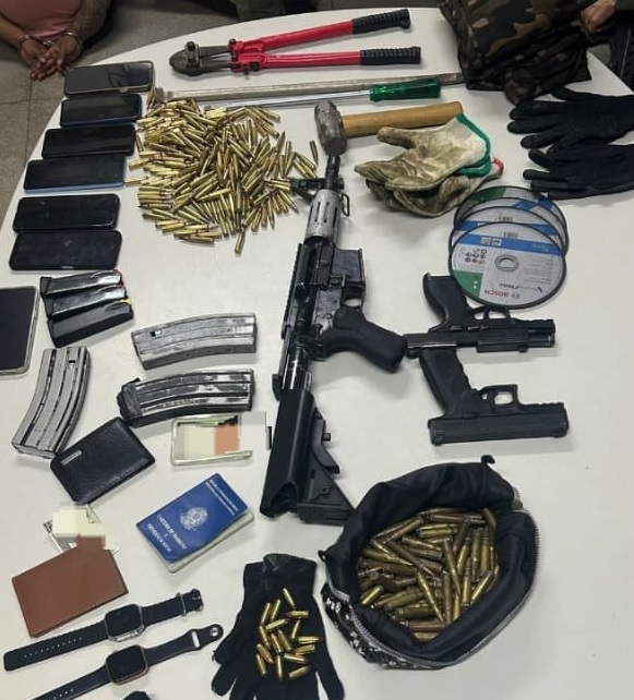 Armas, munições e ferramentas foram aprendidas/Foto: PM Armas, munições e ferramentas foram aprendidas/Foto: PM