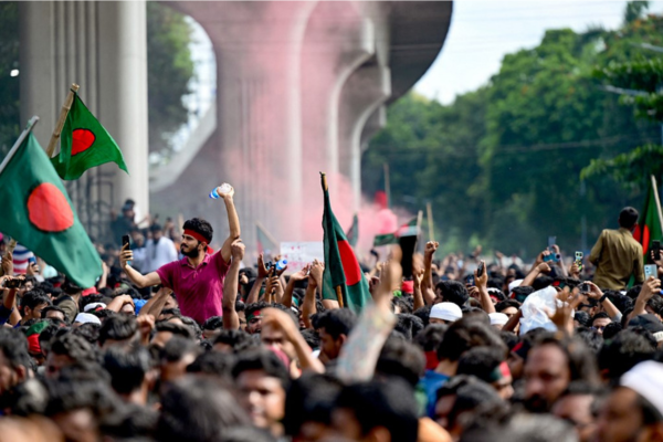 Manifestantes antigovernamentais agitam a bandeira nacional de Bangladesh enquanto comemoram na área de Shahbag, perto da Universidade de Dhaka, em Dhaka, em 5 de agosto de 2024/Crédito: MUNIR UZ ZAMAN / AFP Manifestantes antigovernamentais agitam a bandeira nacional de Bangladesh enquanto comemoram na área de Shahbag, perto da Universidade de Dhaka, em Dhaka, em 5 de agosto de 2024/Crédito: MUNIR UZ ZAMAN / AFP