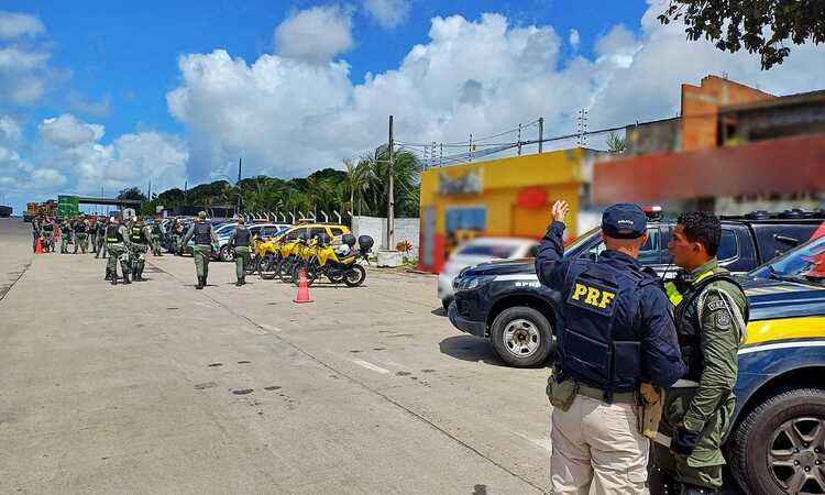 No decorrer da fiscalização, as equipes realizaram a abordagem em uma caravana de torcedores do América de Natal, com destino a uma partida de futebol na Arena Pernambuco/Foto: Divulgação/PRF No decorrer da fiscalização, as equipes realizaram a abordagem em uma caravana de torcedores do América de Natal, com destino a uma partida de futebol na Arena Pernambuco/Foto: Divulgação/PRF