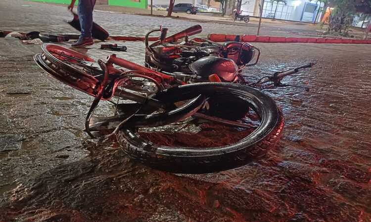 Existe a suspeita de que uma motocicleta saiu de um trevo da BR e, ao cruzar a rodovia, colidiu em outras duas motos que estavam trafegando na pista principal/Foto: Divulga&ccedil;&atilde;o/PRF