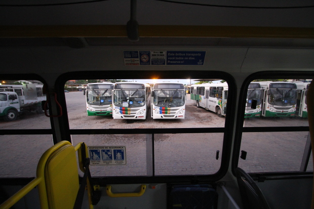 Os ônibus começaram a chegar no terminal por volta das 6h10 e saíram lotados devido ao grande número de pessoas no aguardo (Foto: Paulo Paiva/Arquivo DP.) Os ônibus começaram a chegar no terminal por volta das 6h10 e saíram lotados devido ao grande número de pessoas no aguardo/Foto: Paulo Paiva/Arquivo DP.