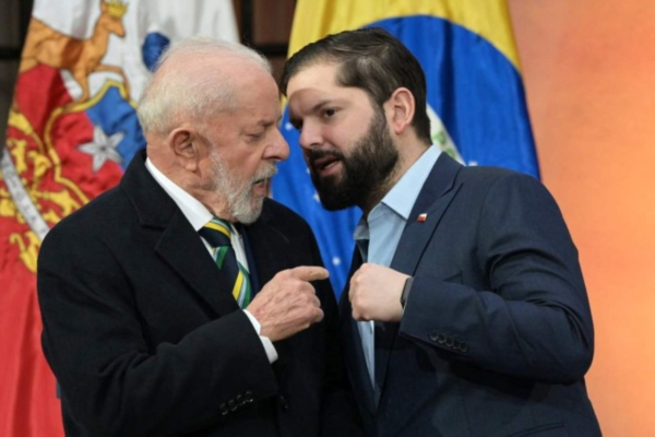 Lula com Boric: na contramão do presidente brasileiro, o chileno disse ser "difícil acreditar'' na reeleição do ditador da Venezuela/Crédito: Rodrigo Arangua/AFP Lula com Boric: na contramão do presidente brasileiro, o chileno disse ser "difícil acreditar'' na reeleição do ditador da Venezuela/Crédito: Rodrigo Arangua/AFP