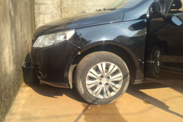 Mulher tentava estacionar o carro na garagem de casa/Crédito: Reprodução Mulher tentava estacionar o carro na garagem de casa/Crédito: Reprodução