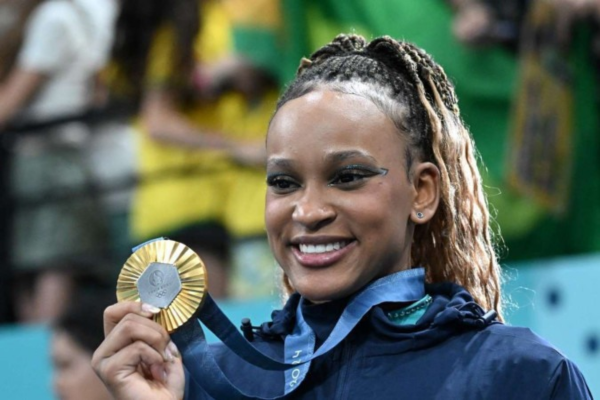 Rebeca Andrade conquistou quatro medalhas nas Olimpíadas de Paris, sendo uma de ouro, duas de prata e um bronze; e receberá um prêmio de R$ 826 mil que deverá ser declarado no Imposto de Renda/Crédito: Leandro Couri/Estado de Minas /D.A Press Rebeca Andrade conquistou quatro medalhas nas Olimpíadas de Paris, sendo uma de ouro, duas de prata e um bronze; e receberá um prêmio de R$ 826 mil que deverá ser declarado no Imposto de Renda/Crédito: Leandro Couri/Estado de Minas /D.A Press