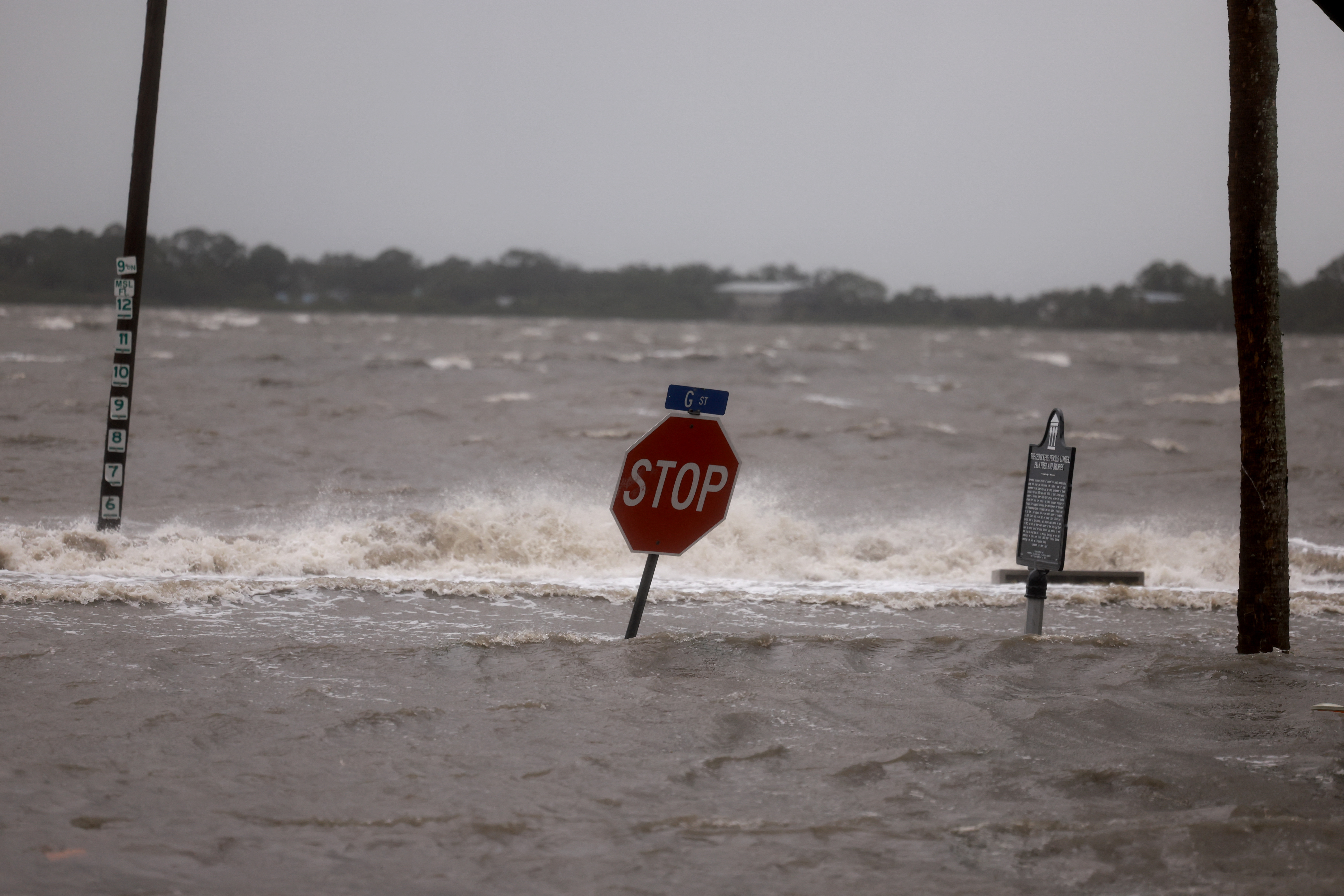 Ventos fortes, chuva e tempestade do furacão Debby inundam um bairro em Cedar Key, Flórida/Foto: JOE RAEDLE / GETTY IMAGES NORTH AMERICA / GETTY IMAGES VIA AFP