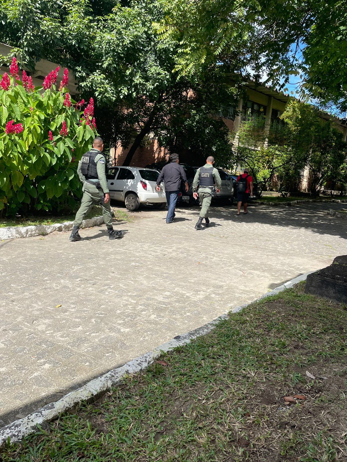 Imagens mostram policiais no campus da URFPE, no Recife/Foto: Cortesia Imagens mostram policiais no campus da URFPE, no Recife/Foto: Cortesia