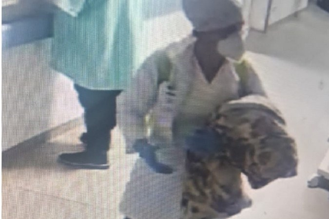 Mulher finge de médica e sequestra bebê em hospital/foto: Reprodução/Rede de Notícias Mulher finge de médica e sequestra bebê em hospital/foto: Reprodução/Rede de Notícias