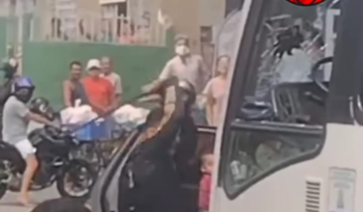 Vídeo que circula nas redes sociais mostra o momento em que o suspeito armado com uma barra de ferro dá golpes e depreda ônibus, na Zona Norte do Recife/Foto: Reprodução/Redes Sociais Vídeo que circula nas redes sociais mostra o momento em que o suspeito armado com uma barra de ferro dá golpes e depreda ônibus, na Zona Norte do Recife/Foto: Reprodução/Redes Sociais