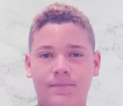 vítima, identificada como Edilson Aguiar de Lima Júnior, foi assassinado a tiros em via pública que fica próximo a uma maternidade, em Caetés Velho, no município de Abreu e Lima/Foto: Reprodução/Redes Sociais vítima, identificada como Edilson Aguiar de Lima Júnior, foi assassinado a tiros em via pública que fica próximo a uma maternidade, em Caetés Velho, no município de Abreu e Lima/Foto: Reprodução/Redes Sociais