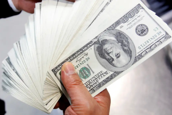 Dólar sobe para R$ 5,65 com turbulências no mercado externo/Crédito: EBC Dólar sobe para R$ 5,65 com turbulências no mercado externo/Crédito: EBC