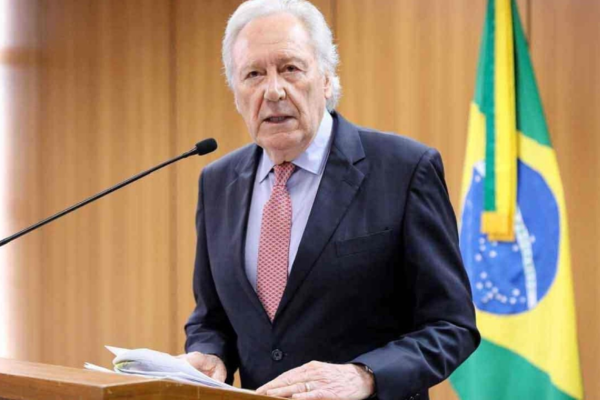 Ministro Ricardo Lewandowski entregou PEC sobre segurança pública ao Planalto/crédito: TOM COSTA/AFP Ministro Ricardo Lewandowski entregou PEC sobre segurança pública ao Planalto/crédito: TOM COSTA/AFP