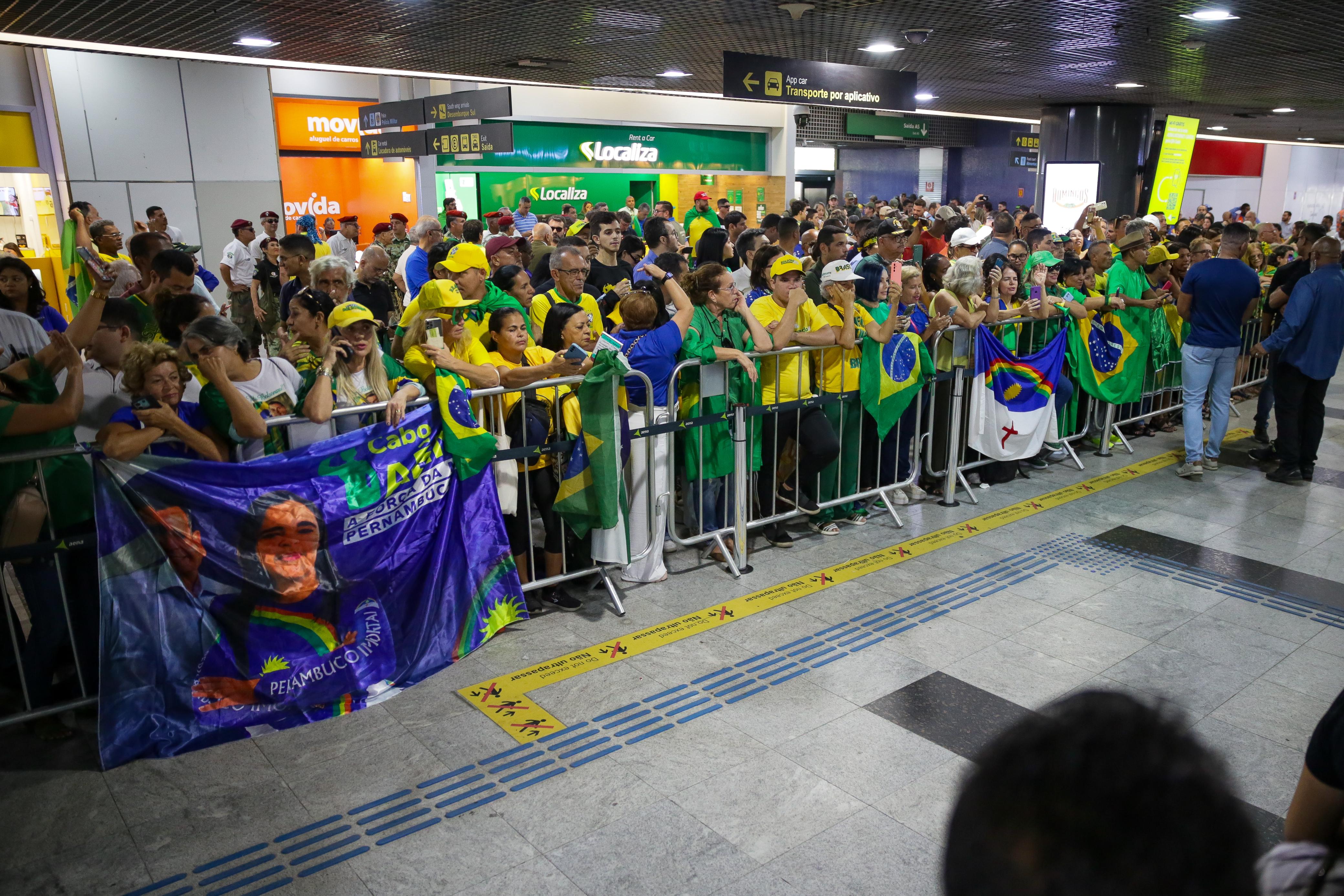 Apoidores receberam Bolsonaro no aeroporto/Foto: Rafael Vieira/DP Foto Apoidores receberam Bolsonaro no aeroporto/Foto: Rafael Vieira/DP Foto