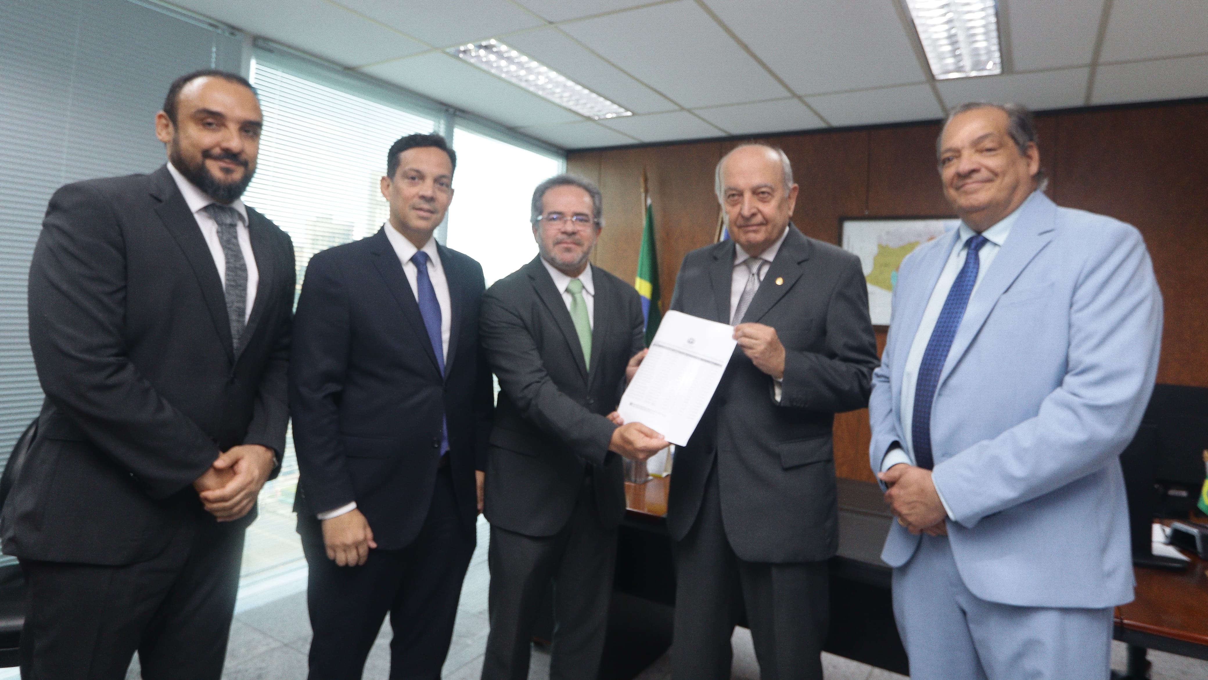 Documento foi entregue ao presidente do TRE-PE, o desembargador Cândido Saraiva, pelo presidente e vice-presidente do TCE-PE, os conselheiros Valdecir Pascoal e Carlos Neves./Priscilla Melo/DP Foto Documento foi entregue ao presidente do TRE-PE, o desembargador Cândido Saraiva, pelo presidente e vice-presidente do TCE-PE, os conselheiros Valdecir Pascoal e Carlos Neves./Priscilla Melo/DP Foto