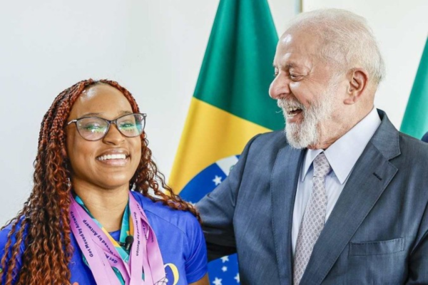 O presidente Lula se encontrou com Rebeca Andrade em dezembro do ano passado, quando as medalhistas dos Jogos Pan-Americanos retonaram de Santiago, onde os jogos foram realizados. Agora, com as vitórias na Olimpiadas de Paris, Rebeca se tornou a maior medalhista olímpica do Brasil/Crédito: Ricardo Stuckert / PR O presidente Lula se encontrou com Rebeca Andrade em dezembro do ano passado, quando as medalhistas dos Jogos Pan-Americanos retonaram de Santiago, onde os jogos foram realizados. Agora, com as vitórias na Olimpiadas de Paris, Rebeca se tornou a maior medalhista olímpica do Brasil/Crédito: Ricardo Stuckert / PR