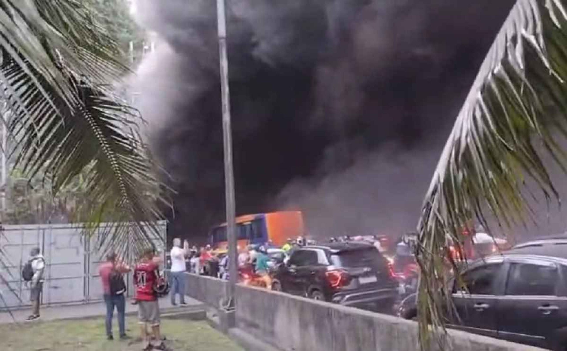Cortina de fumaça tomou conta de todo o local e houve um caos entre os motoristas dos outros carros/Foto: Reprodução/Redes Sociais Cortina de fumaça tomou conta de todo o local e houve um caos entre os motoristas dos outros carros/Foto: Reprodução/Redes Sociais
