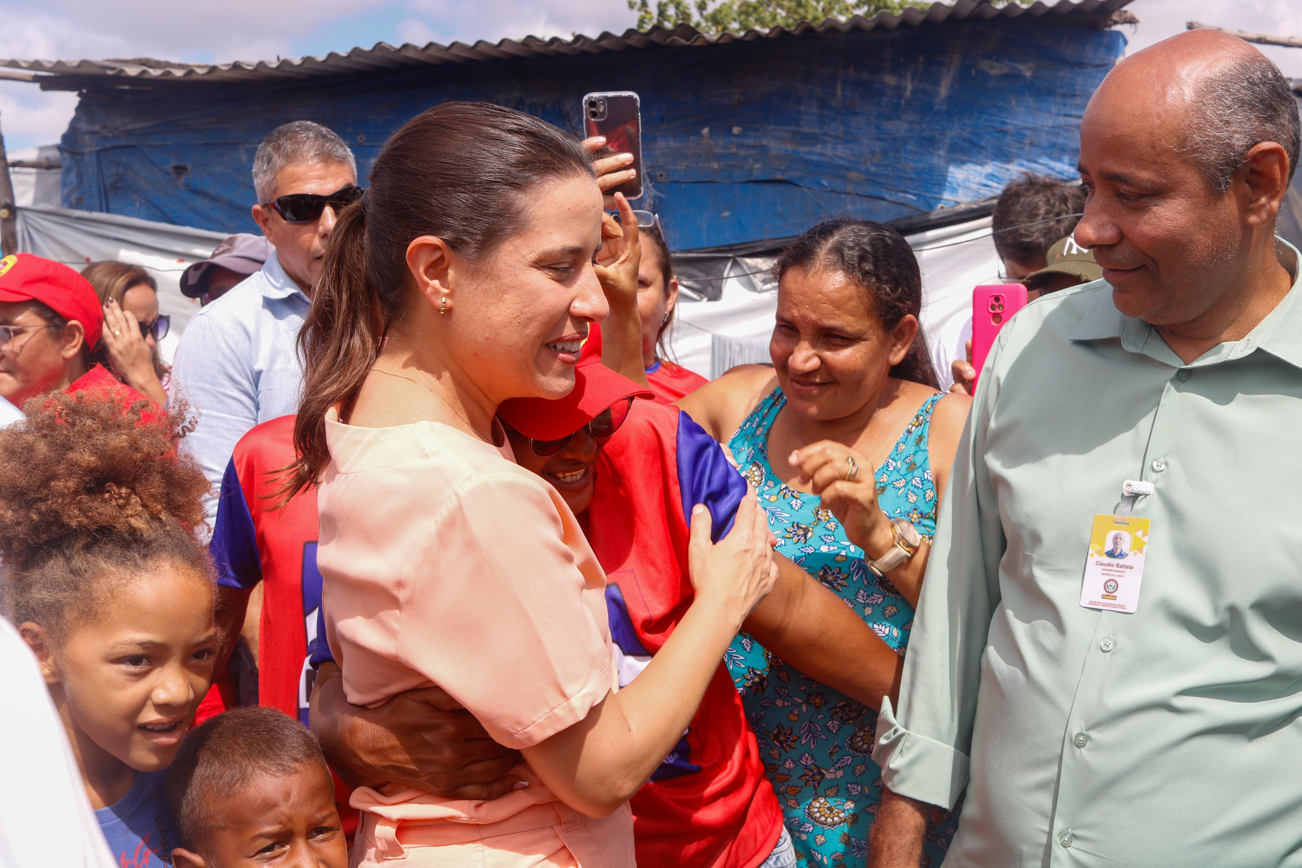 Raquel Lyra fez um momento de visitação à ocupação Maria Filipa, que será contemplada nessa cessão de terras do Governo Estadual para a construção de moradias.