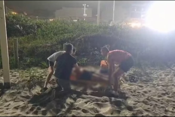 Mulher estuprada e esfaqueada praia da barra/Crédito: Reprodução/TV Globo Mulher estuprada e esfaqueada praia da barra/Crédito: Reprodução/TV Globo