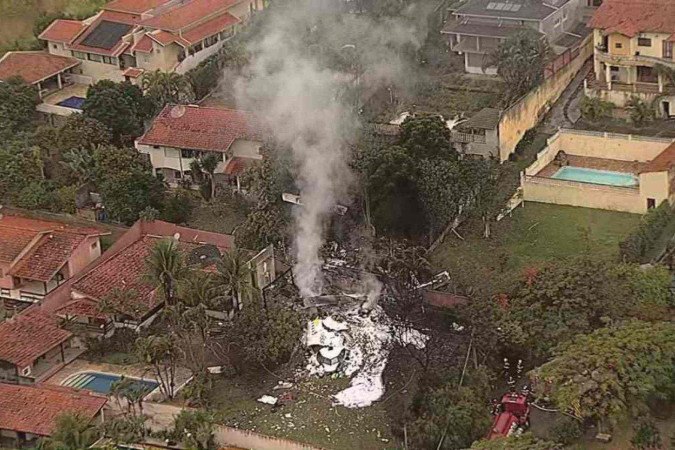 Área de condomínio onde avião caiu em Vinhedo (SP); 61 pessoas estavam na aeronave/foto: Reprodução/TV Globo Área de condomínio onde avião caiu em Vinhedo (SP); 61 pessoas estavam na aeronave/foto: Reprodução/TV Globo
