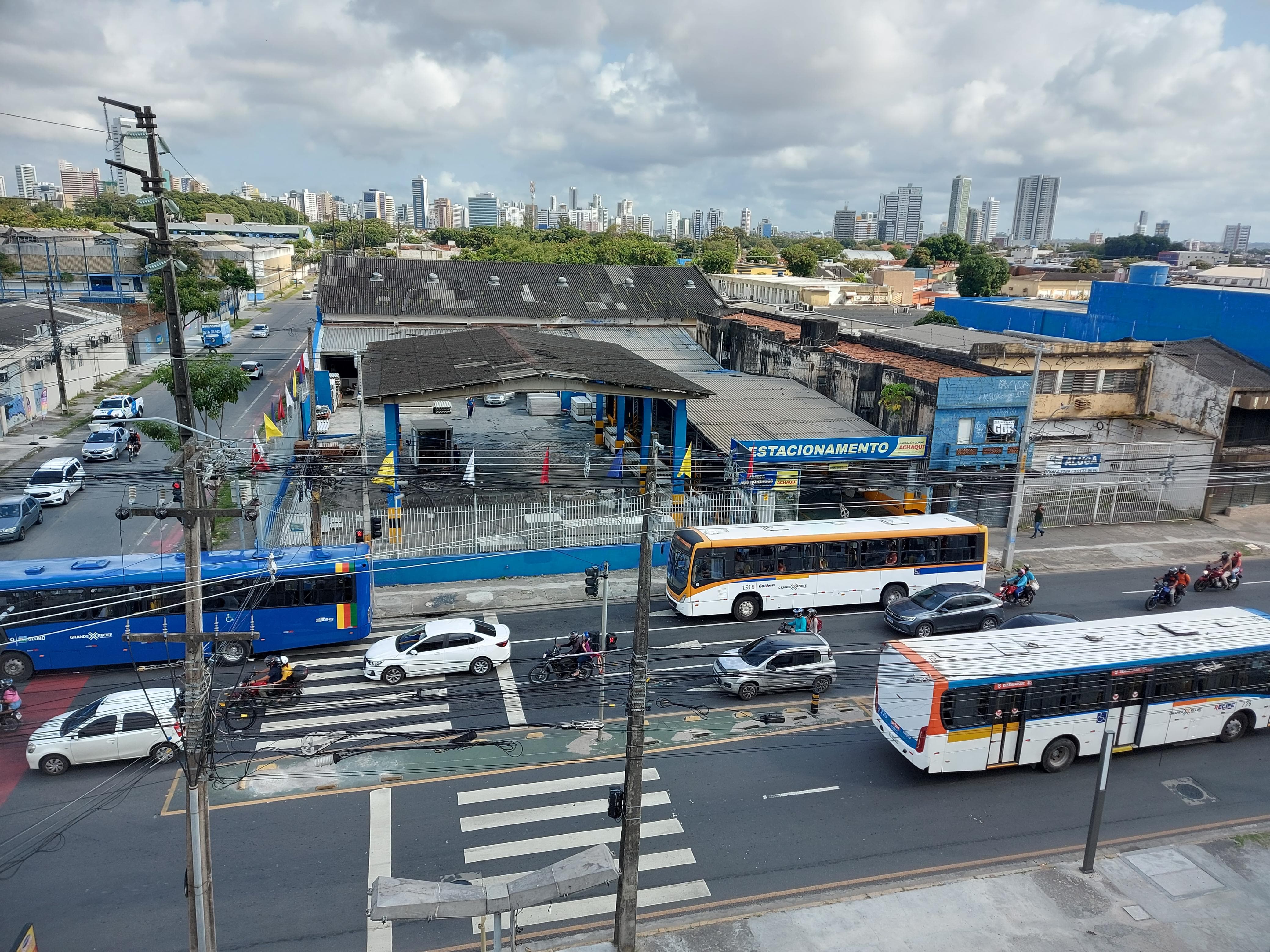 Com a greve, espera pelos ônibus dura ainda mais/Foto: Adelmo Lucena/DP Com a greve, espera pelos ônibus dura ainda mais/Foto: Adelmo Lucena/DP