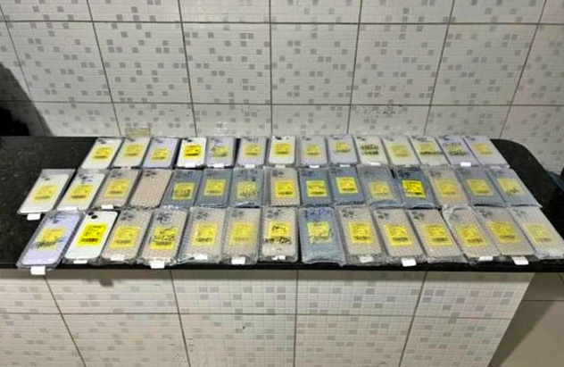 Os policiais pediram para o homem abrir a caixa, que continha 43 smartphones da Apple sem notas fiscais/Foto: Reprodução/PCPE Os policiais pediram para o homem abrir a caixa, que continha 43 smartphones da Apple sem notas fiscais/Foto: Reprodução/PCPE
