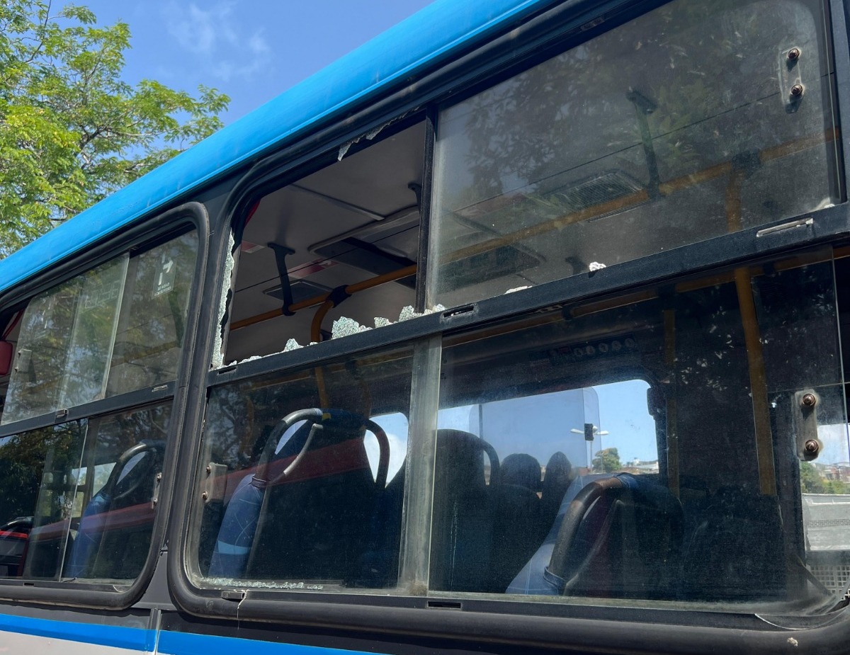 Uma idosa que estava dentro do veículo foi atingida pela pedrada e a Polícia Militar de Pernambuco (PMPE) precisou ser acionada/Foto: Nicolle Gomes/DP Uma idosa que estava dentro do veículo foi atingida pela pedrada e a Polícia Militar de Pernambuco (PMPE) precisou ser acionada/Foto: Nicolle Gomes/DP
