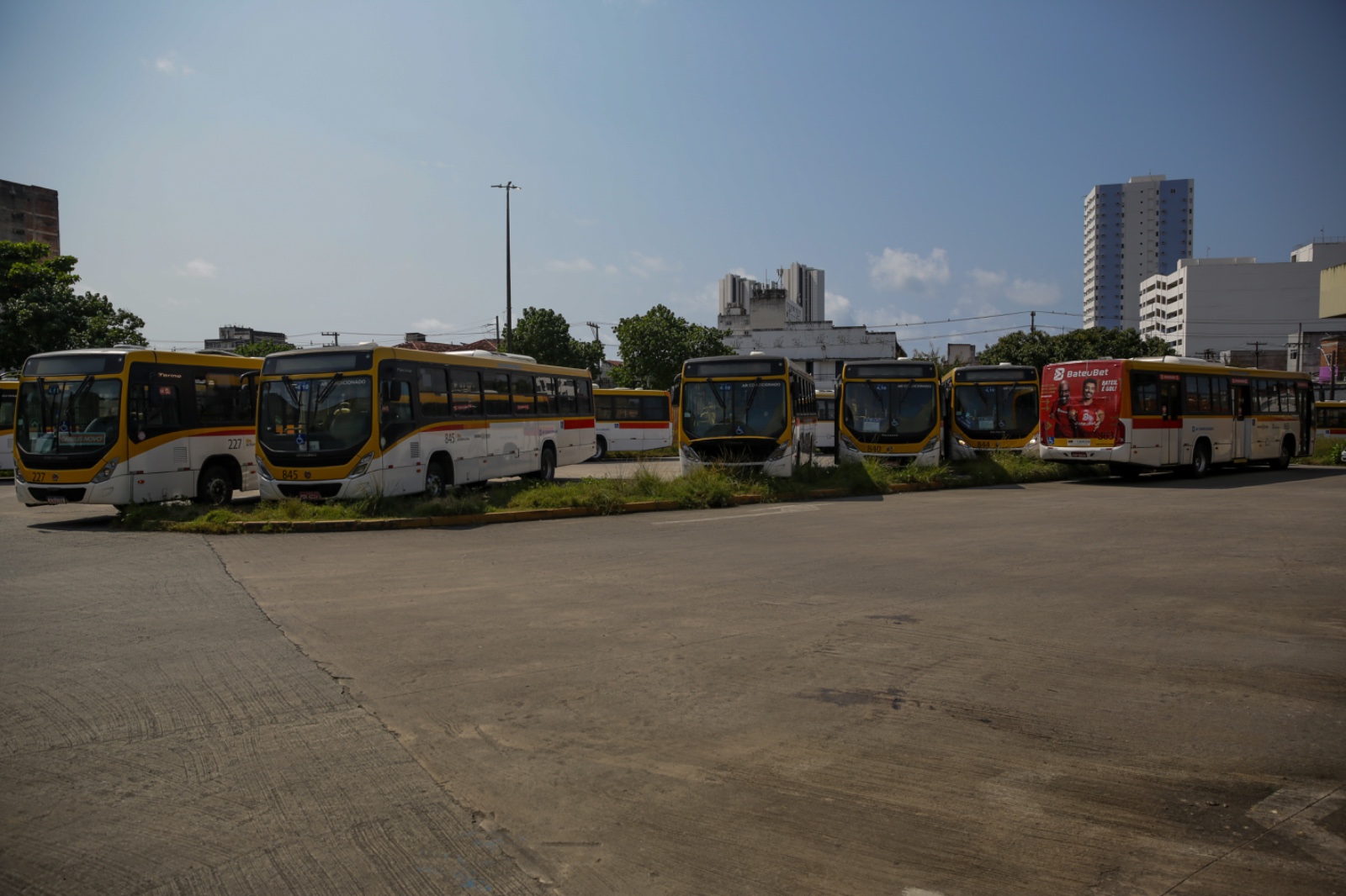 Apenas 23% da frota estava funcionando nesta segunda-feira, o que causou longas filas e uma espera ainda maior por parte dos passageiros/Foto: Rafael Vieira/DP Apenas 23% da frota estava funcionando nesta segunda-feira, o que causou longas filas e uma espera ainda maior por parte dos passageiros/Foto: Rafael Vieira/DP