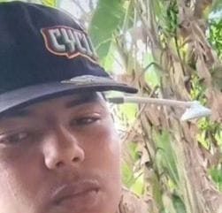 A vítima, identificada como Rodrigo Estevão Ferreira da Silva, foi atingido por disparos de arma de fogo por um desconhecido, enquanto pedalava em via pública/Foto: Reprodução/Redes Sociais A vítima, identificada como Rodrigo Estevão Ferreira da Silva, foi atingido por disparos de arma de fogo por um desconhecido, enquanto pedalava em via pública/Foto: Reprodução/Redes Sociais