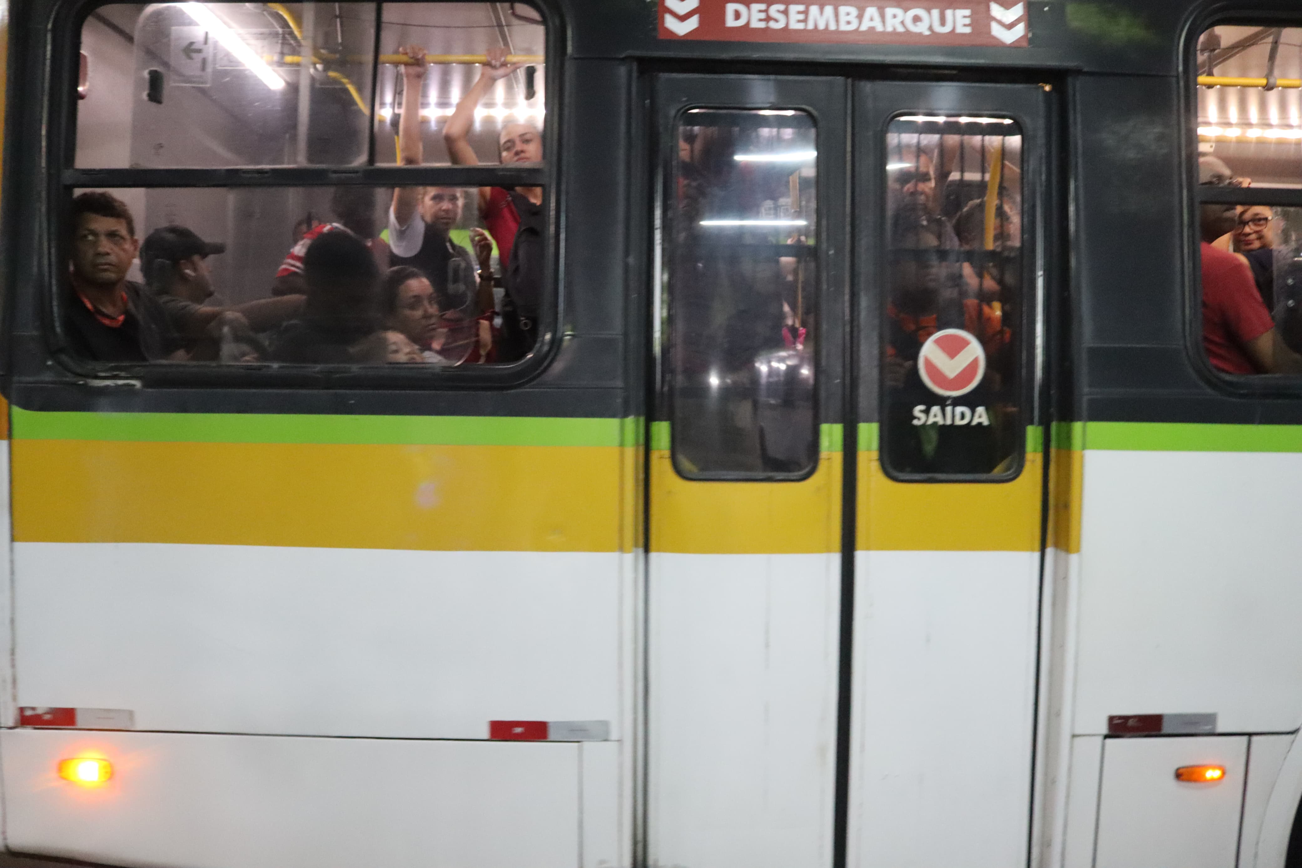 Dos poucos ônibus que trafegavam, era possível ver coletivos lotados