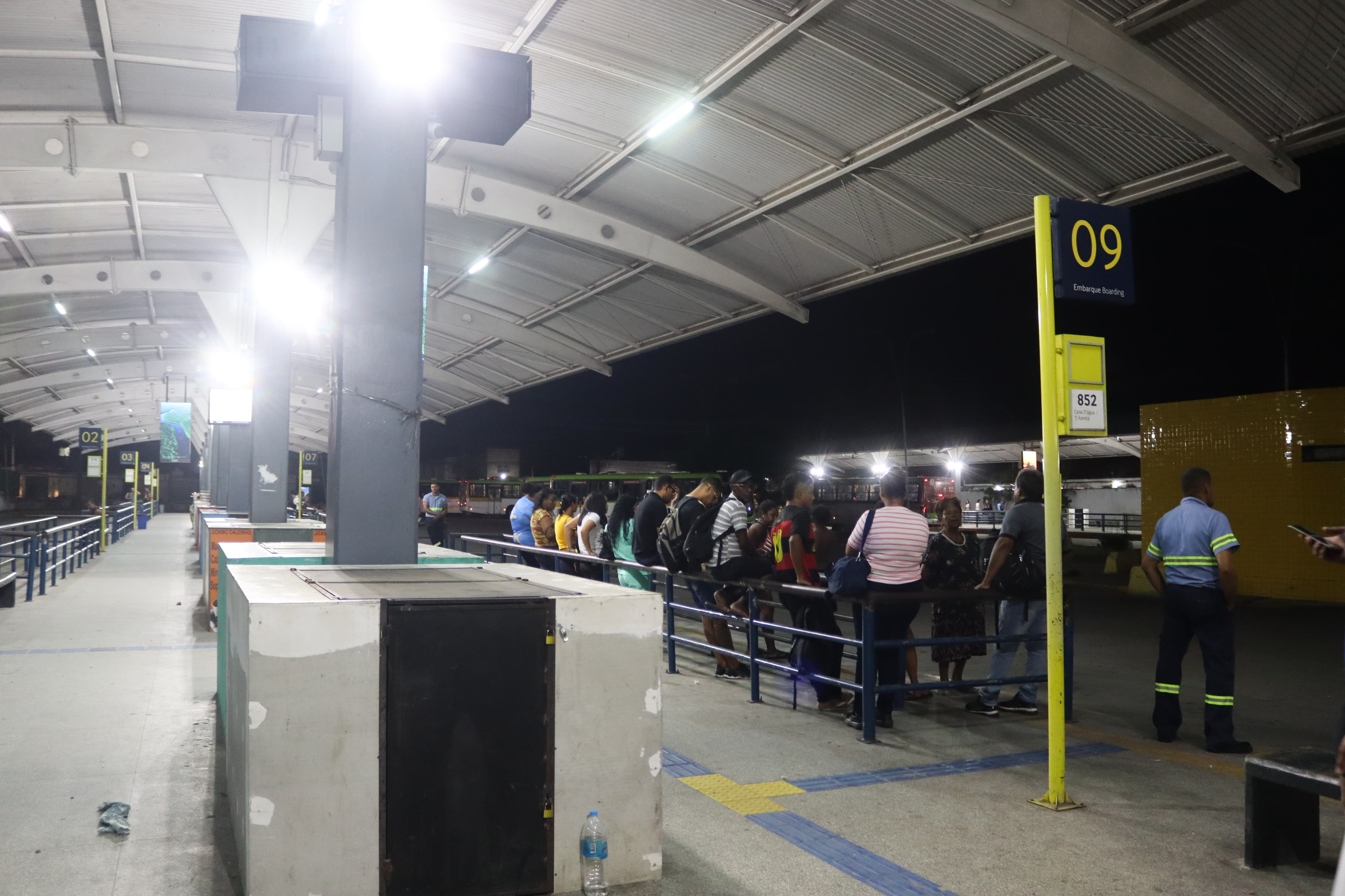 O Terninal de Xambá, em Olinda, aglomerava passageiros nas paradas e sem ônibus