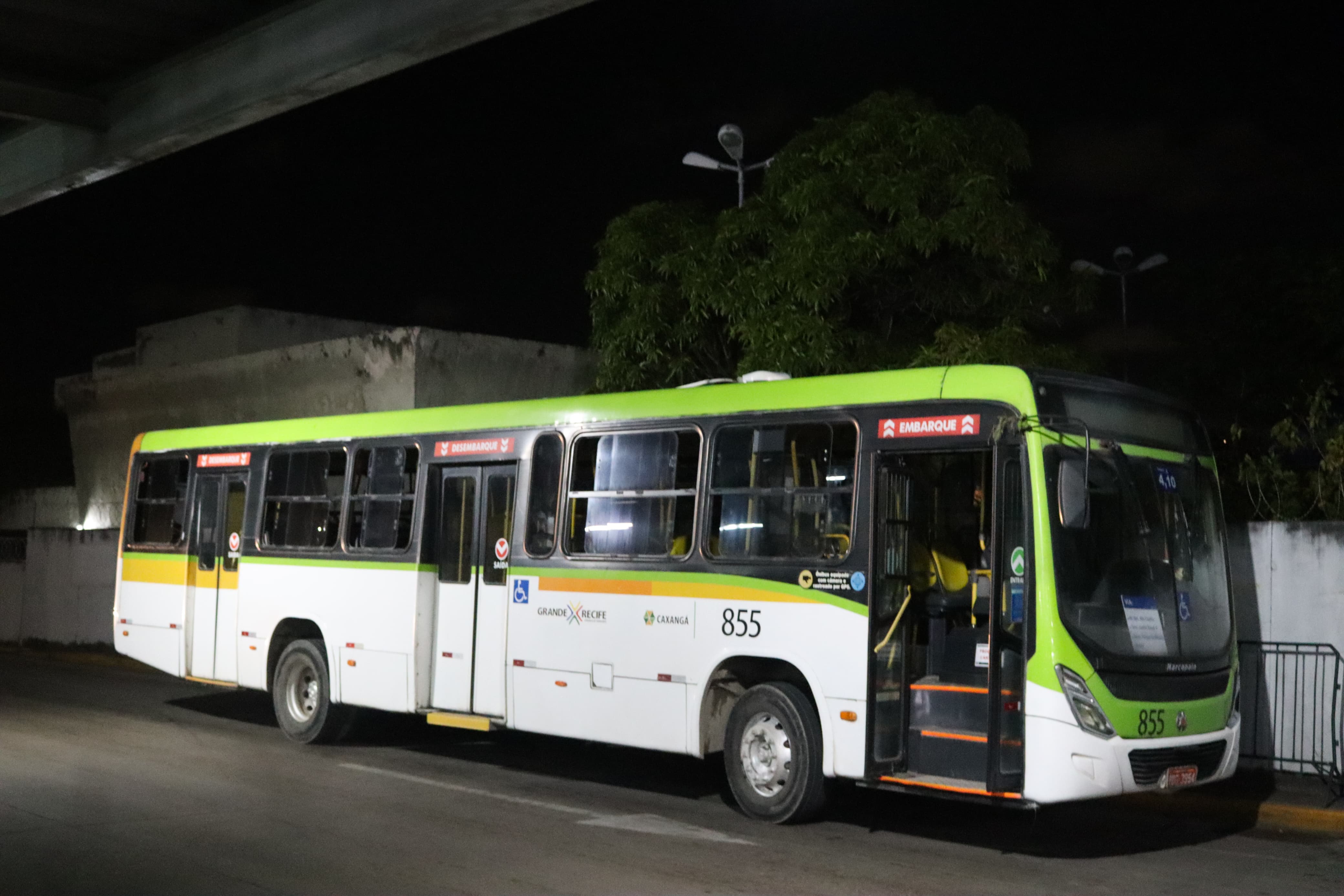 Muitos dos coletivos permanecem parados nos terminais