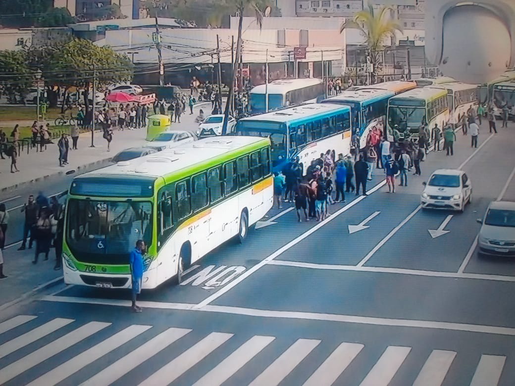 Imagens de câmeras de trânsito mostram ônibus enfileirados/Foto: Reprodução Imagens de câmeras de trânsito mostram ônibus enfileirados/Foto: Reprodução