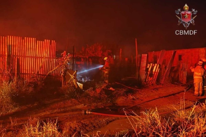 Cinco pessoas da mesma família, sendo três crianças, morreram em incêndio em casa de madeira em Planaltina-DF/Foto: Divulgação/CBMDF Cinco pessoas da mesma família, sendo três crianças, morreram em incêndio em casa de madeira em Planaltina-DF/Foto: Divulgação/CBMDF