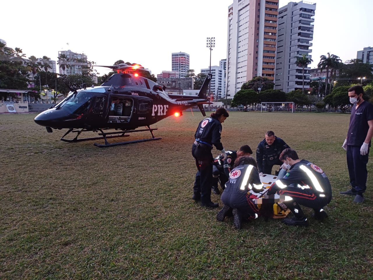 De acordo com a PRF, uma equipe aeromédica foi acionada por volta das 16h20 para realizar o transporte com urgência de uma criança, que havia ficado ferida após ser esmagada por uma coluna/Foto: Reprodução/PRF De acordo com a PRF, uma equipe aeromédica foi acionada por volta das 16h20 para realizar o transporte com urgência de uma criança, que havia ficado ferida após ser esmagada por uma coluna/Foto: Reprodução/PRF