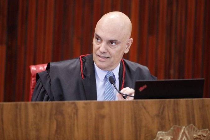 Por ser relator dos processos no Supremo contra o ex-presidente, ministro tornou-se um alvo permanente dos bolsonaristas radicais/foto: Alejandro Zambrana/Secom/TSE