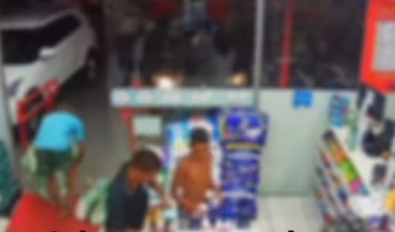 Entre as mercadorias levadas estavam shampoos, fraldas, desodorantes, entre outros. Além disso, foi levado o celular de uma funcionária/Foto: Reprodução/Instagram Entre as mercadorias levadas estavam shampoos, fraldas, desodorantes, entre outros. Além disso, foi levado o celular de uma funcionária/Foto: Reprodução/Instagram
