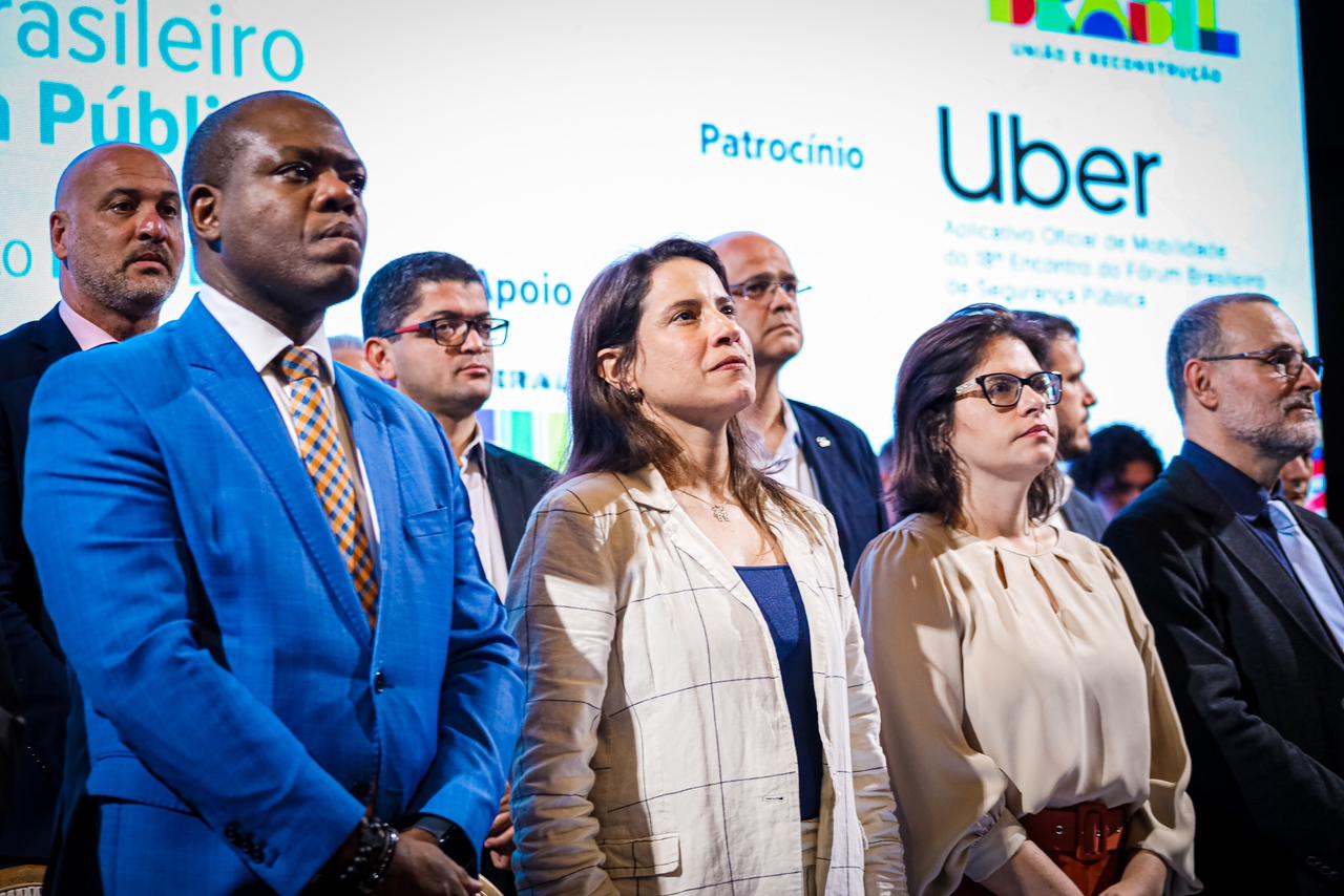 O compromisso foi firmado na cerimônia de abertura do 18º Encontro do Fórum Brasileiro de Segurança Pública (FBSP), no auditório do Cais do Sertão, no Recife/Foto: Janaína Pepeu/Secom O compromisso foi firmado na cerimônia de abertura do 18º Encontro do Fórum Brasileiro de Segurança Pública (FBSP), no auditório do Cais do Sertão, no Recife/Foto: Janaína Pepeu/Secom