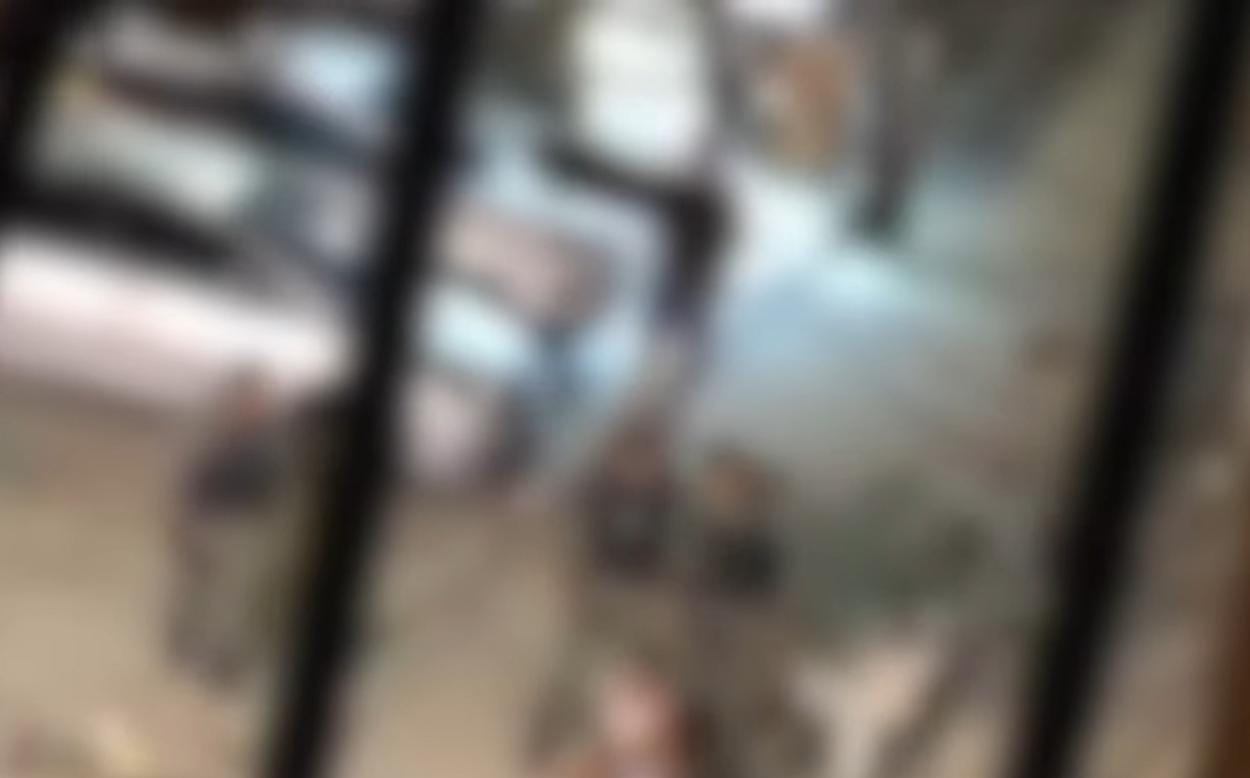 O pedreiro era um destes moradores e, ao ver a presença dos PMs, decidiu informá-los que a conhecia a dona do carro e questionou o modo como foi feita a abordagem no veículo. Após isso, ele levou uma rasteira e foi agredido por três policiais militares/Foto: Reprodução/Instagram O pedreiro era um destes moradores e, ao ver a presença dos PMs, decidiu informá-los que a conhecia a dona do carro e questionou o modo como foi feita a abordagem no veículo. Após isso, ele levou uma rasteira e foi agredido por três policiais militares/Foto: Reprodução/Instagram