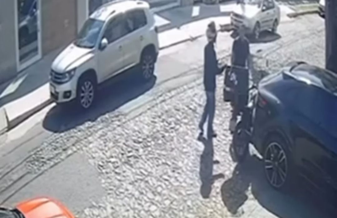 Motociclista estava a caminho de uma entrega e estacionou em frente a uma garagem/Foto: Reprodução Motociclista estava a caminho de uma entrega e estacionou em frente a uma garagem/Foto: Reprodução