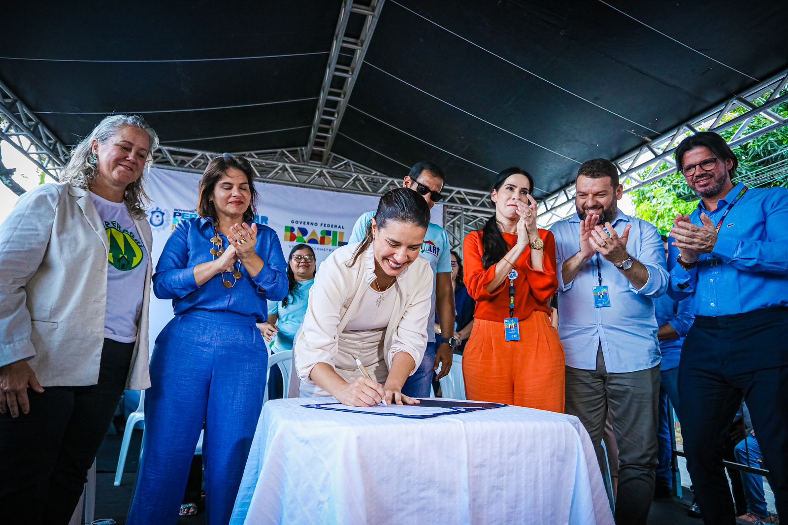 Governadora Raquel Lyra formaliza a entrega do terreno onde será construído o novo habitacional/Foto: Janaina Pepeu/Secom Governadora Raquel Lyra formaliza a entrega do terreno onde será construído o novo habitacional/Foto: Janaina Pepeu/Secom
