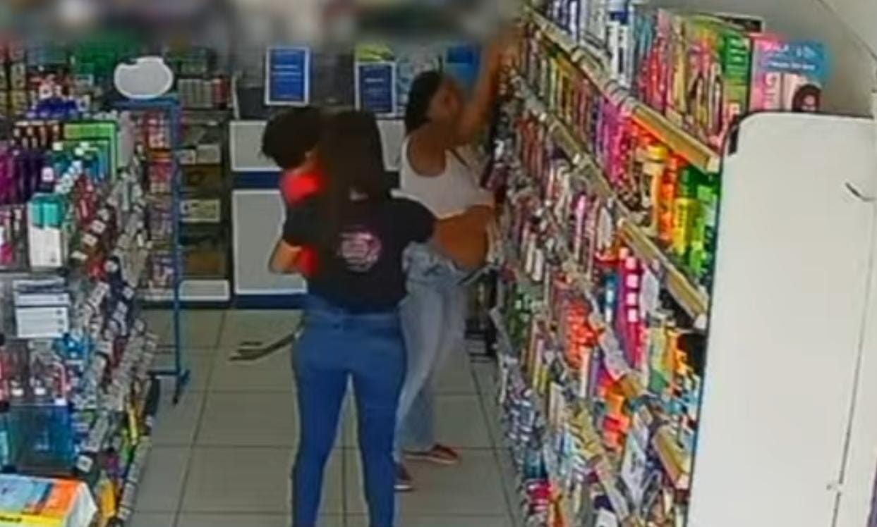 Duas mulheres entraram no estabelecimento, uma delas grávida e a outra estava um bebê no colo/Foto: Reprodução Duas mulheres entraram no estabelecimento, uma delas grávida e a outra estava um bebê no colo/Foto: Reprodução